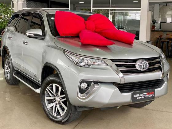 TOYOTA HILUX SW4 2.8 SRX 4X4 7 LUGARES 16V TURBO INTERCOOLER DIESEL 4P AUTOMÁTICO